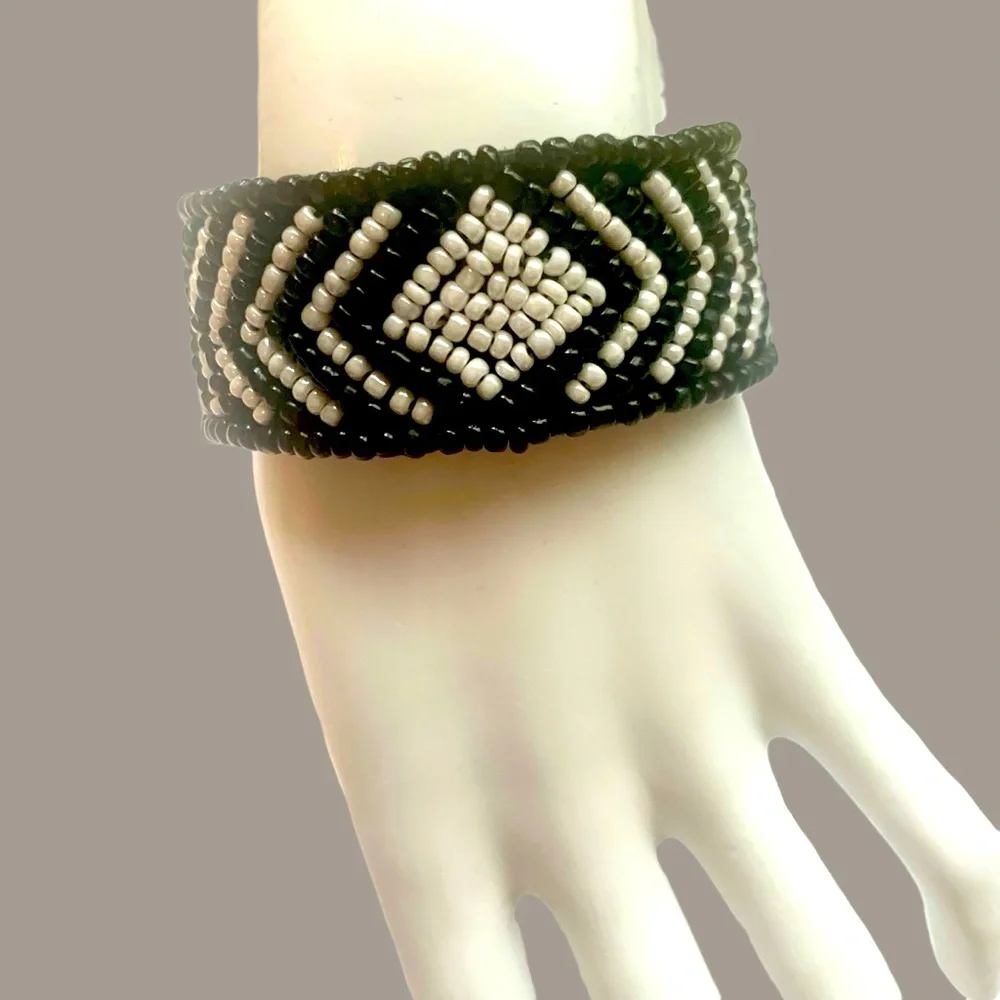 Black and White Beaded Bracelet. Handcrafted NWOT
